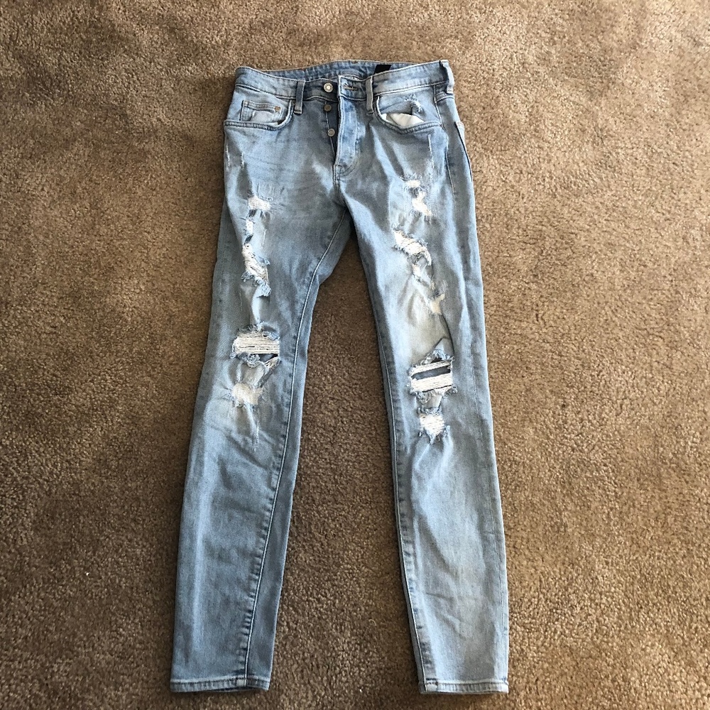 Light Washed Ripped Jeans